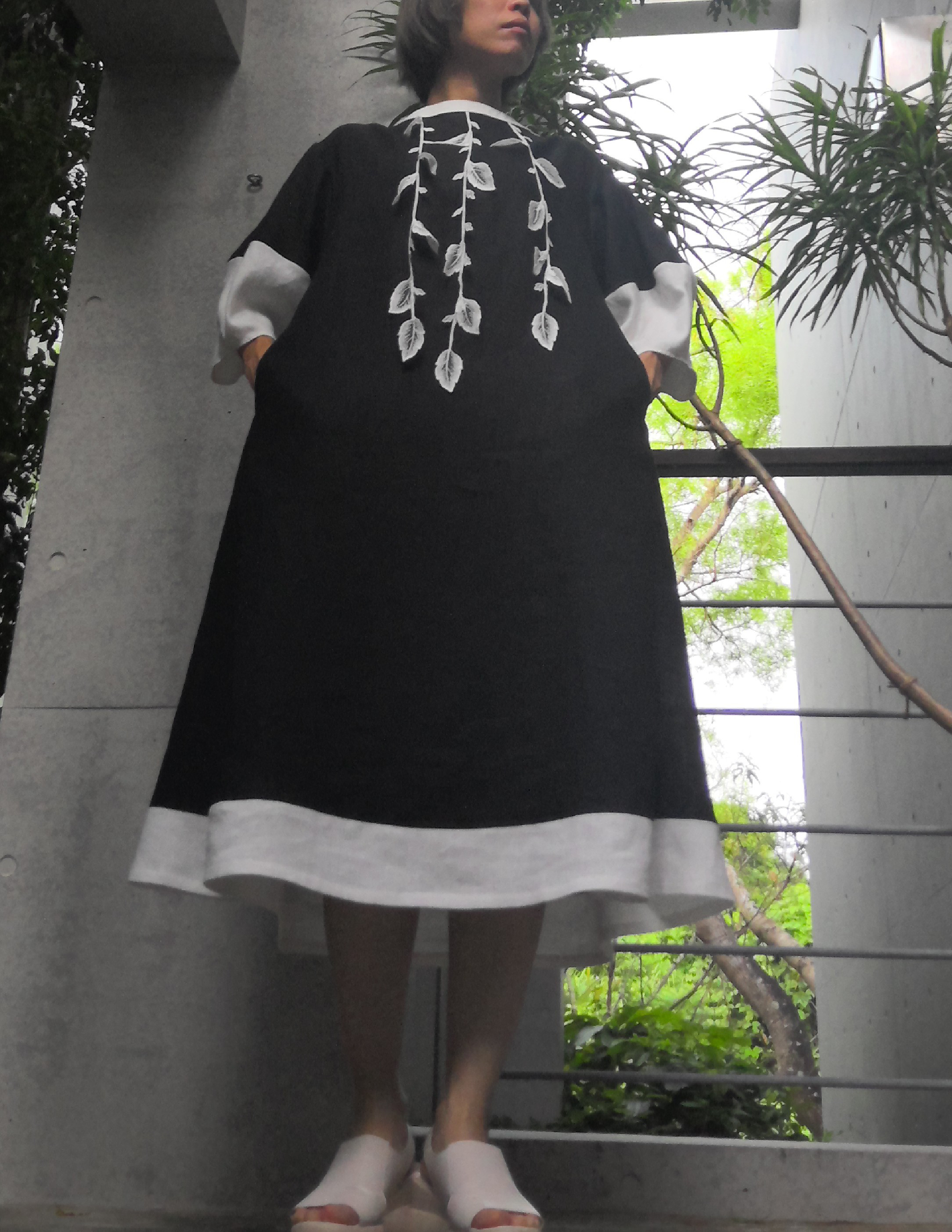 レースの胸飾りが揺れる　モノトーン替えリネンのワンピース