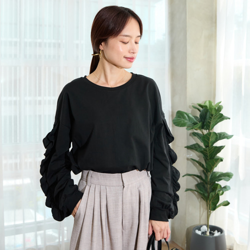 甘すぎないフリル袖が映える ドロップショルダー ロンT ブラック