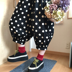 ハンドメイド  着画★ サルエルパンツ ★ ピエロパンツ ★ バルーンパンツ 可愛い❤️】ピエロパンツ☆バルーンパンツ♪黒×白ドット柄