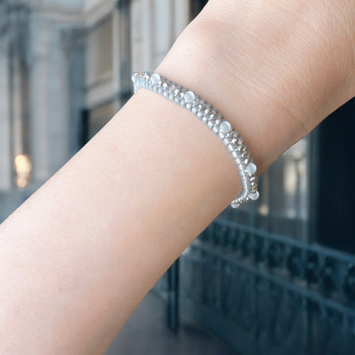 雨粒のようなガラス玉が美しいジュエリーステッチ ブレスレット