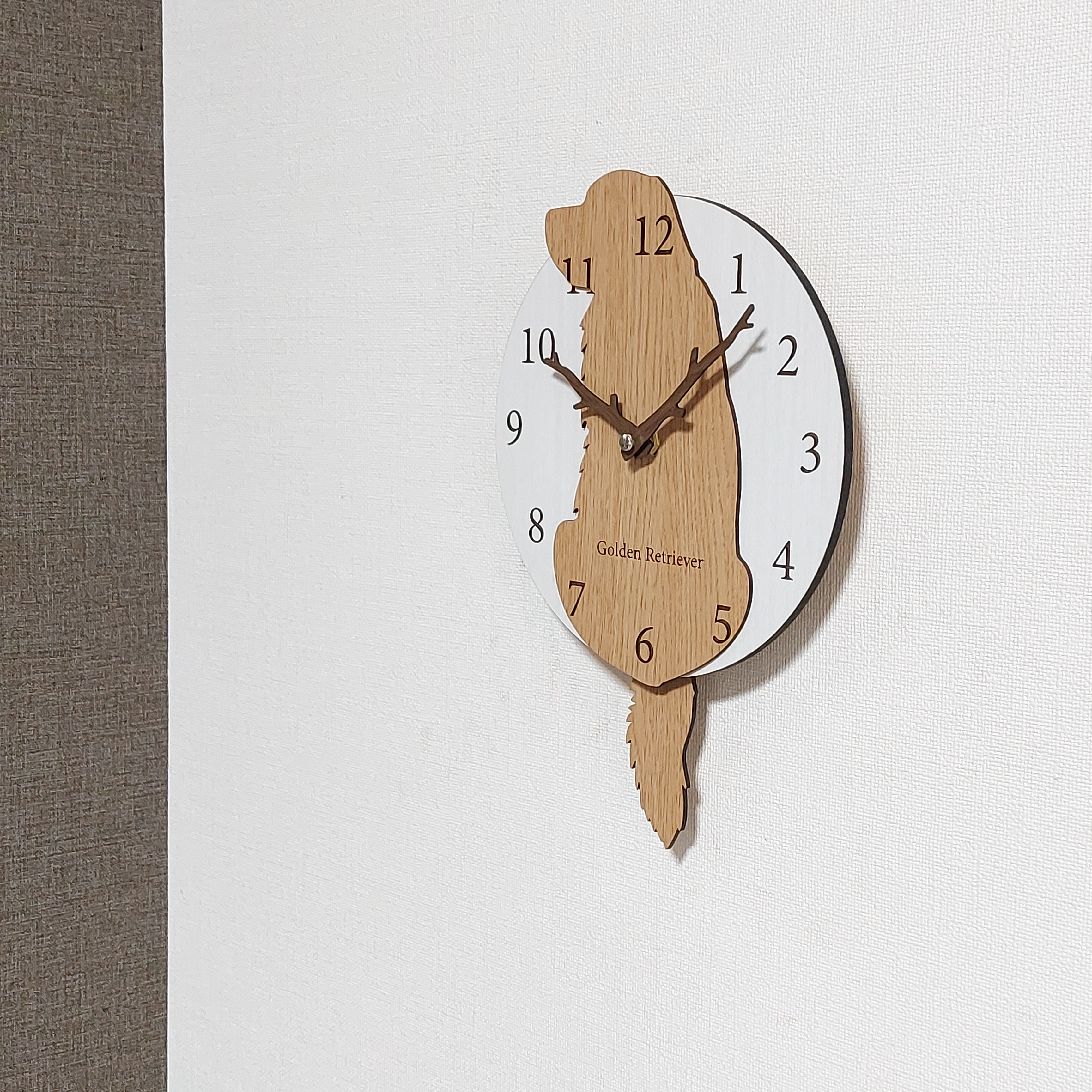 【期間限定値下げ3000円引き】名入れ・文字入れ　しっぽが振り子・はみ出しワンちゃん　掛け時計 　ゴールデンレトリーバー