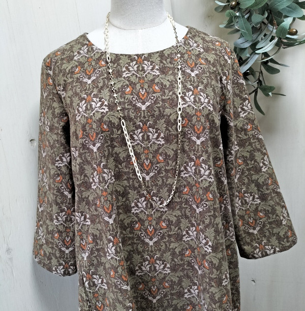 ボタニカル柄のＡラインワンピース＜コットン×ブラウン系＞