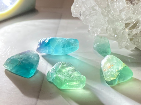 ミニ原石5個セット✨ フローライト 蛍石 細石 ラフストーン ミニ原石5個セット✨ フローライト 蛍石 細石 ラフストーン