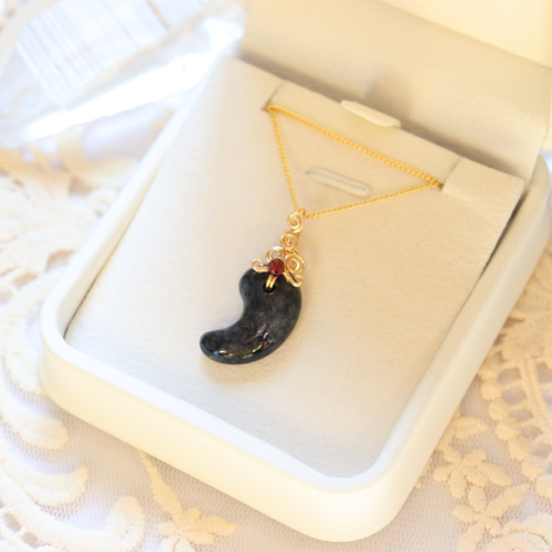 黒翡翠のワイヤージュエリーネックレス✧縄文勾玉ペンダント