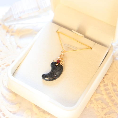 黒翡翠と白翡翠の陰陽勾玉デザインのネックレス　勾玉　ネックレス 黒翡翠と白翡翠の陰陽勾玉デザインのネックレス 勾玉 ネックレス
