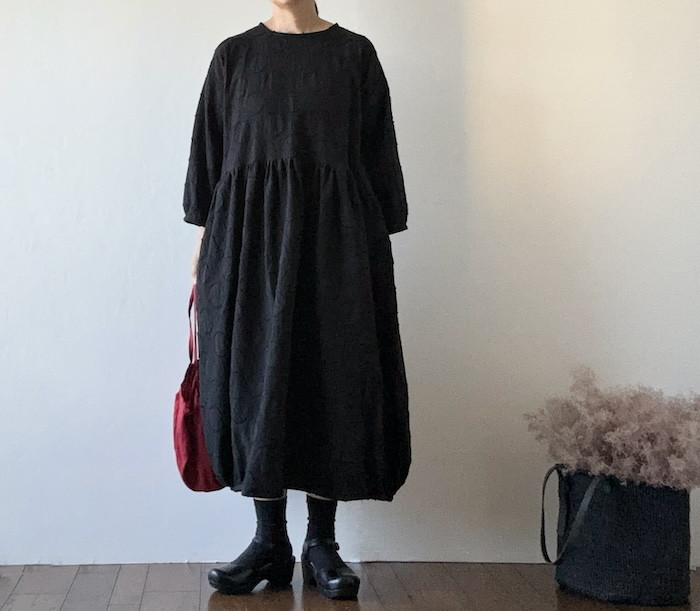 BLACK//黒ドット織ジャガード**綿麻　　雰囲気たっぷりなコクーンデザイン・ワンピース