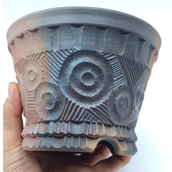 Bs Lab の植木鉢 C-6 (炭化焼成・匣詰め・窯変・緋色・焼締・彫文) 