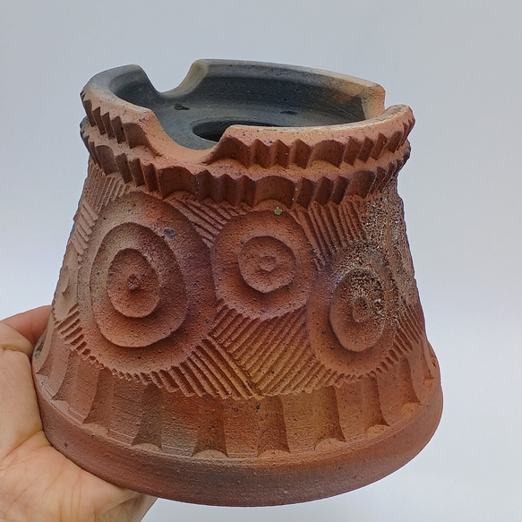 Bs Lab の植木鉢 C-6 (炭化焼成・匣詰め・窯変・緋色・焼締・彫文) 