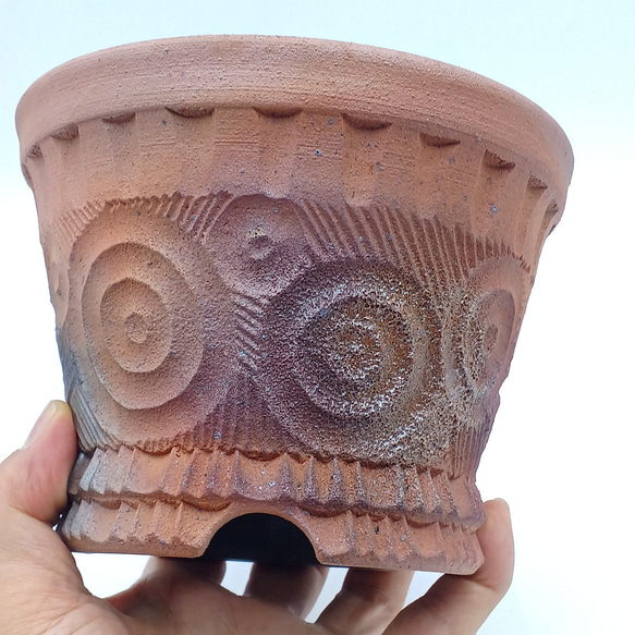 Bs Lab の植木鉢 C-6 (炭化焼成・匣詰め・窯変・緋色・焼締・彫文) 