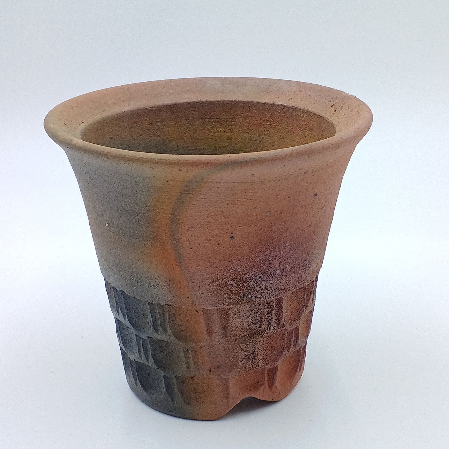 4号　BsLab の植木鉢 C-8 (炭化焼成・匣詰め・窯変・緋色・焼締・彫文)