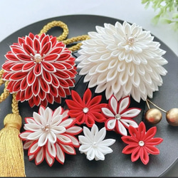 上品で華やかな 成人式 髪飾り《 手染め 正絹 つまみ細工 髪飾り