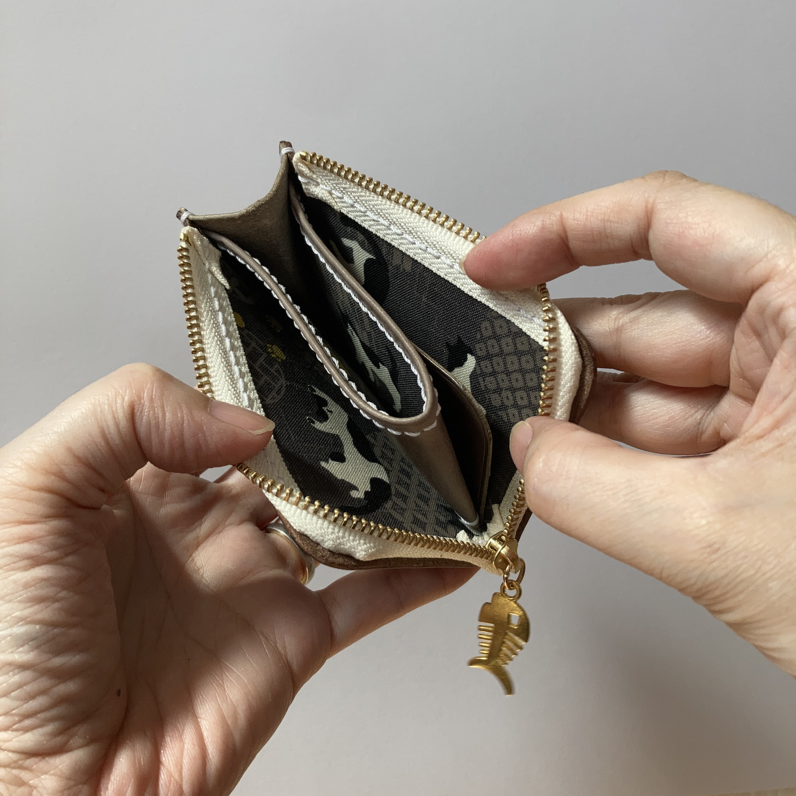 猫のＬ字ミニウォレット・チョコ/はちわれ猫