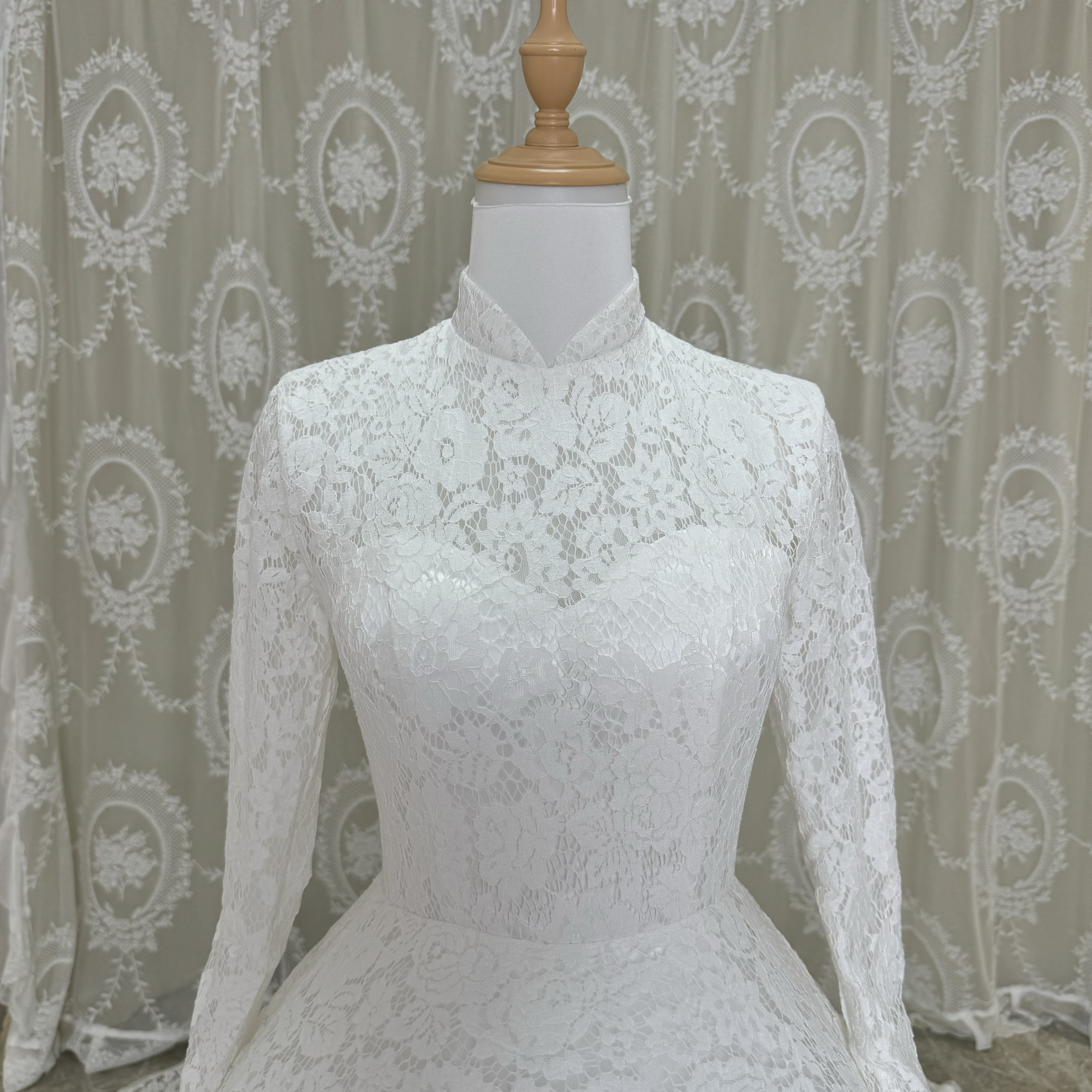 抜群のおしゃれ見え！贅沢な総レース　フランススタイル　ホワイト　華やかトレーン　ファスナー　長袖　秋婚　サイズオーダー可