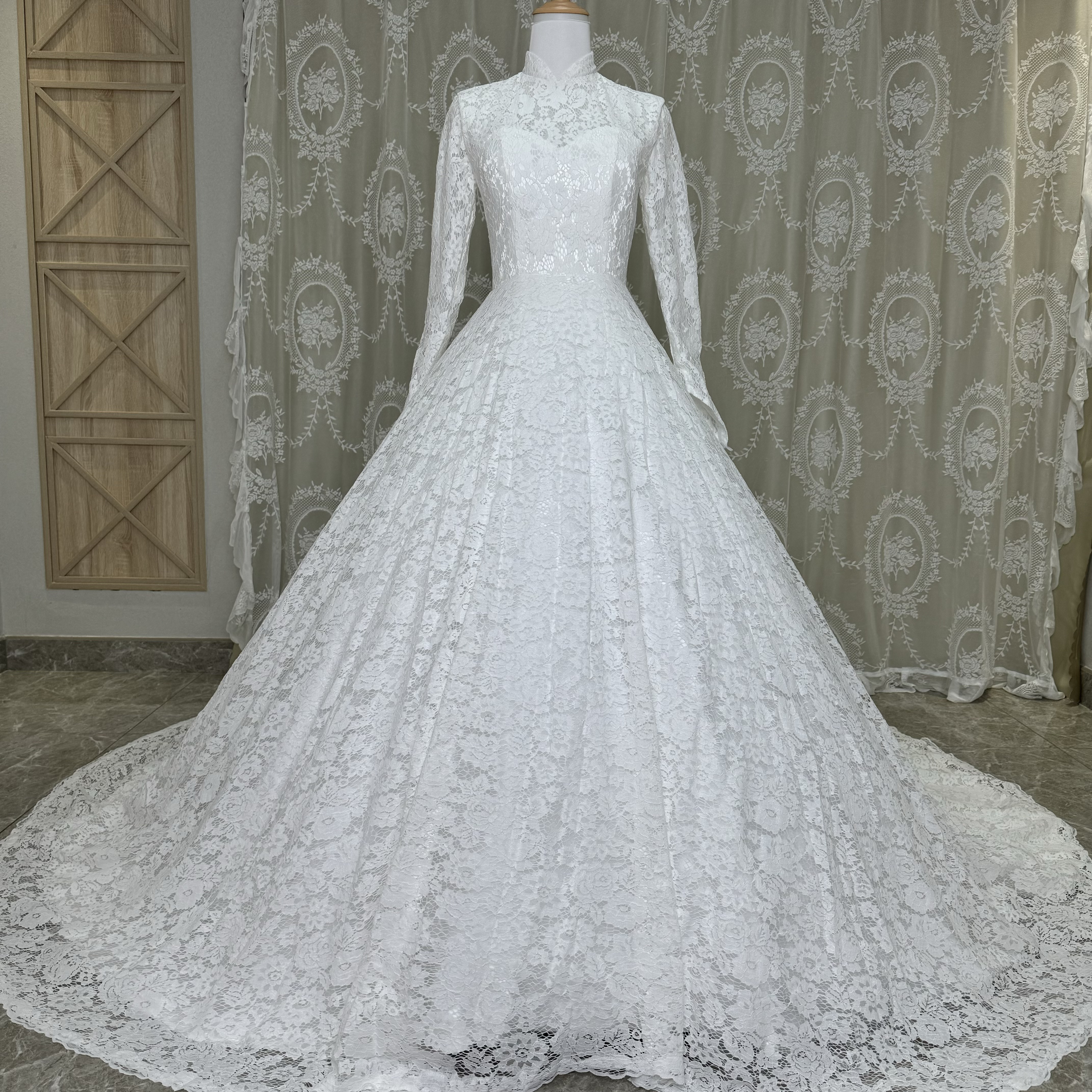 抜群のおしゃれ見え！贅沢な総レース　フランススタイル　ホワイト　華やかトレーン　ファスナー　長袖　秋婚　サイズオーダー可