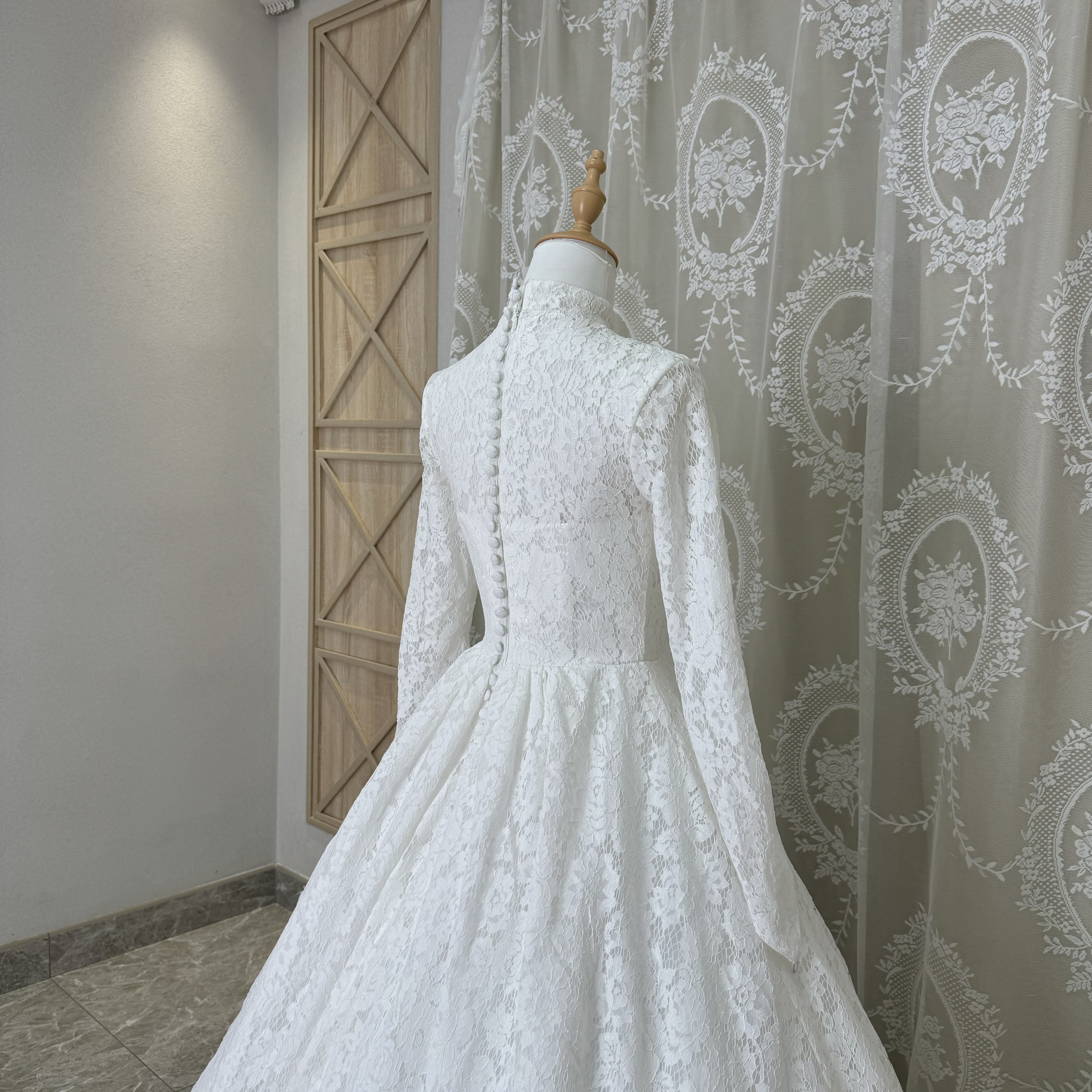 抜群のおしゃれ見え！贅沢な総レース　フランススタイル　ホワイト　華やかトレーン　ファスナー　長袖　秋婚　サイズオーダー可