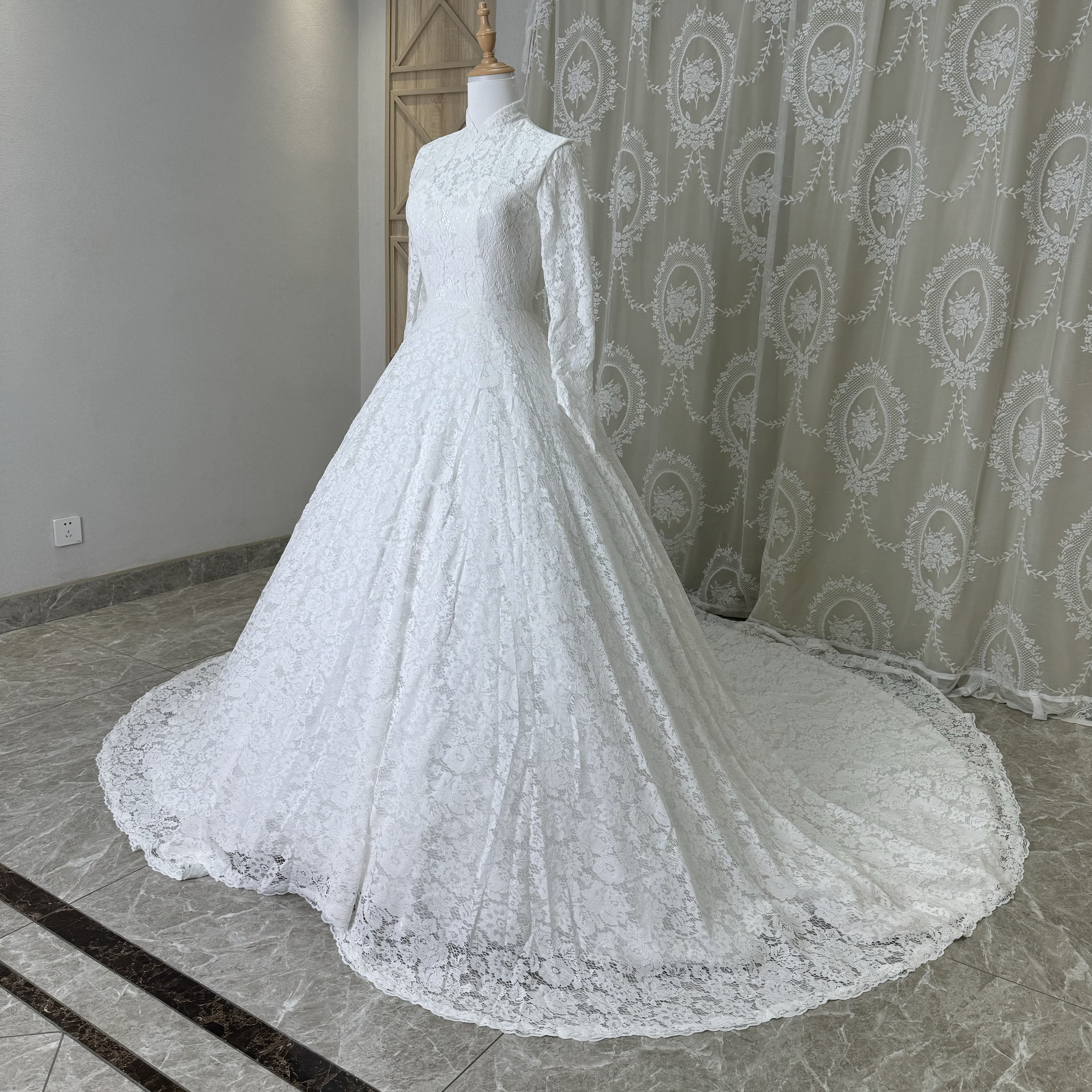 抜群のおしゃれ見え！贅沢な総レース　フランススタイル　ホワイト　華やかトレーン　ファスナー　長袖　秋婚　サイズオーダー可 56,754円