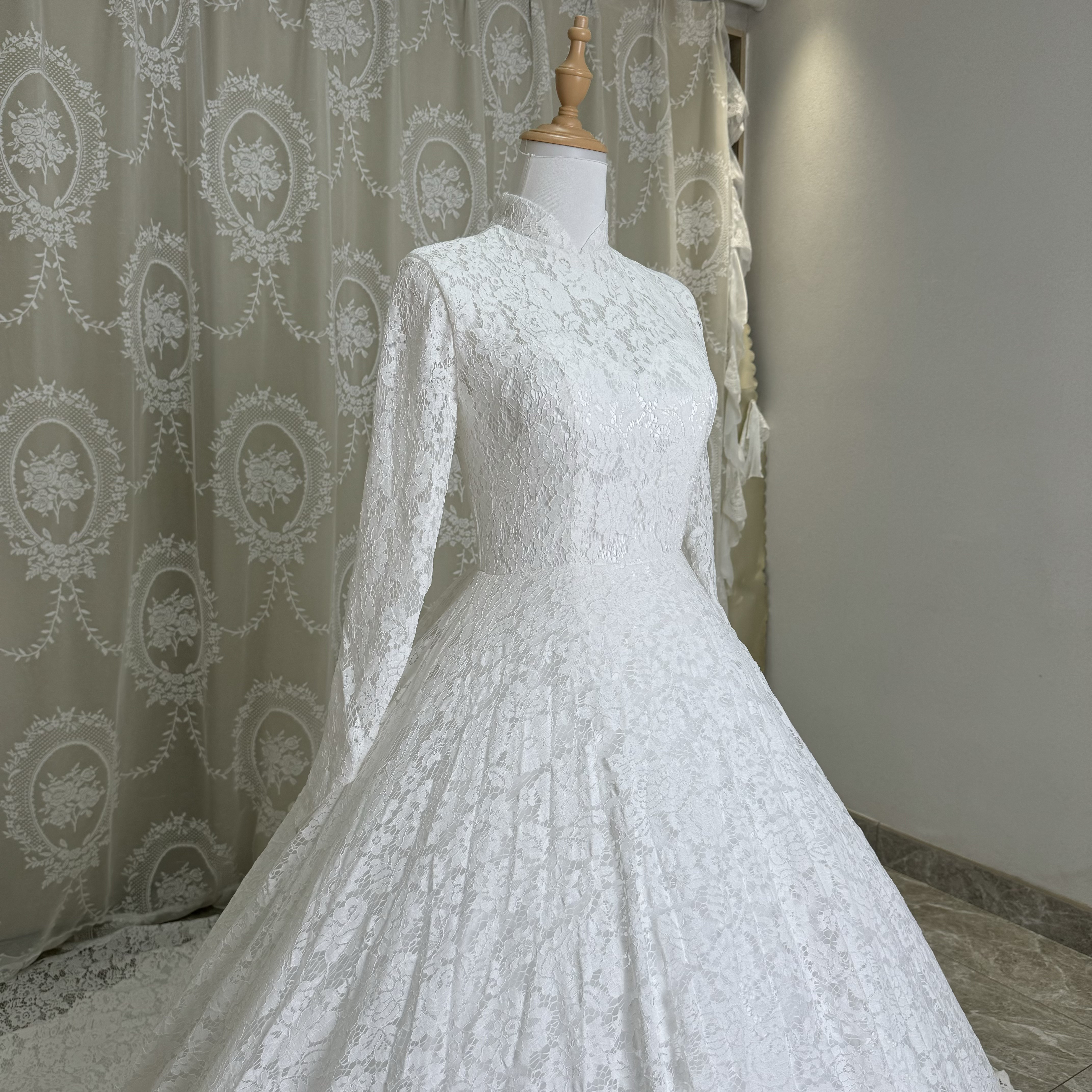 抜群のおしゃれ見え！贅沢な総レース　フランススタイル　ホワイト　華やかトレーン　ファスナー　長袖　秋婚　サイズオーダー可