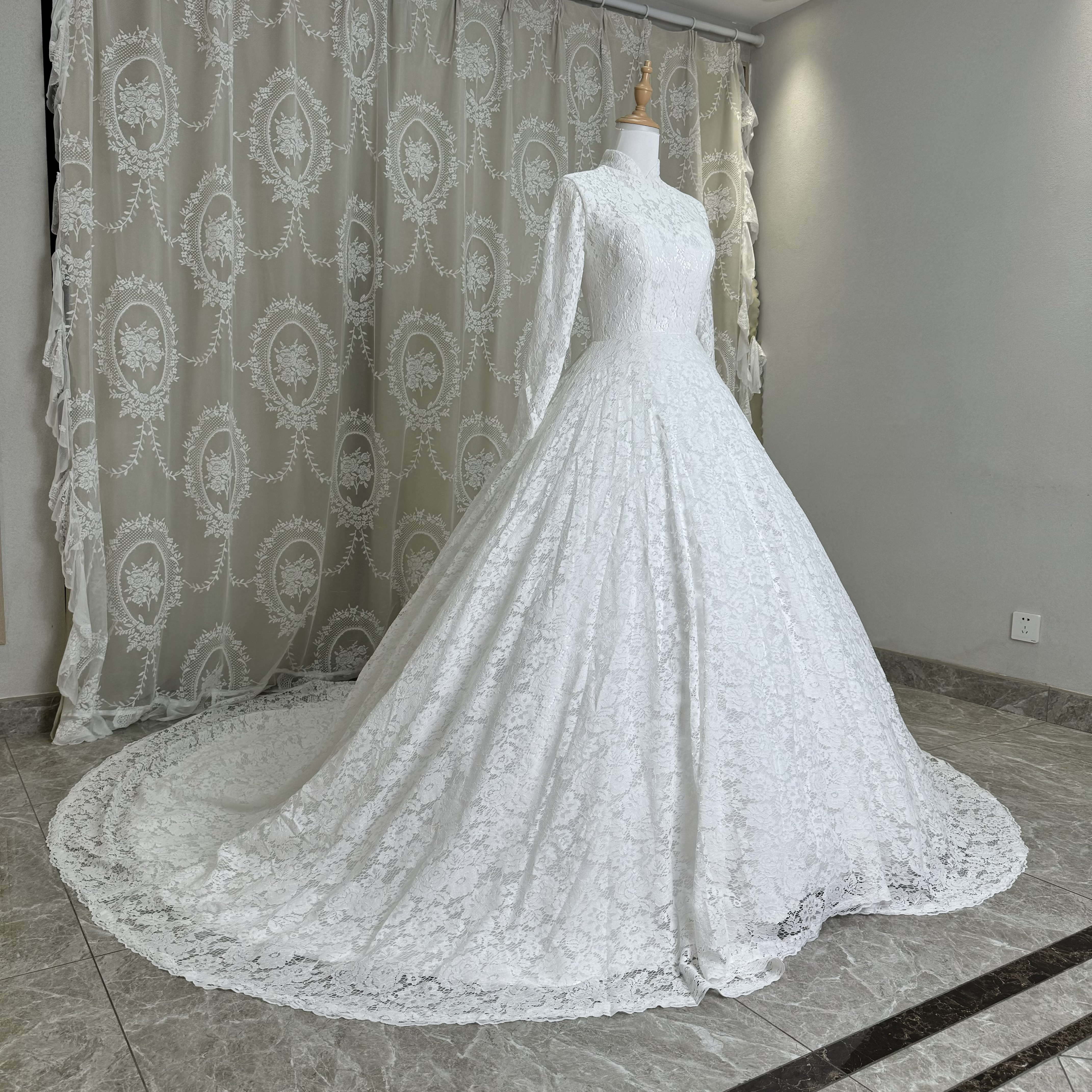 抜群のおしゃれ見え！贅沢な総レース　フランススタイル　ホワイト　華やかトレーン　ファスナー　長袖　秋婚　サイズオーダー可