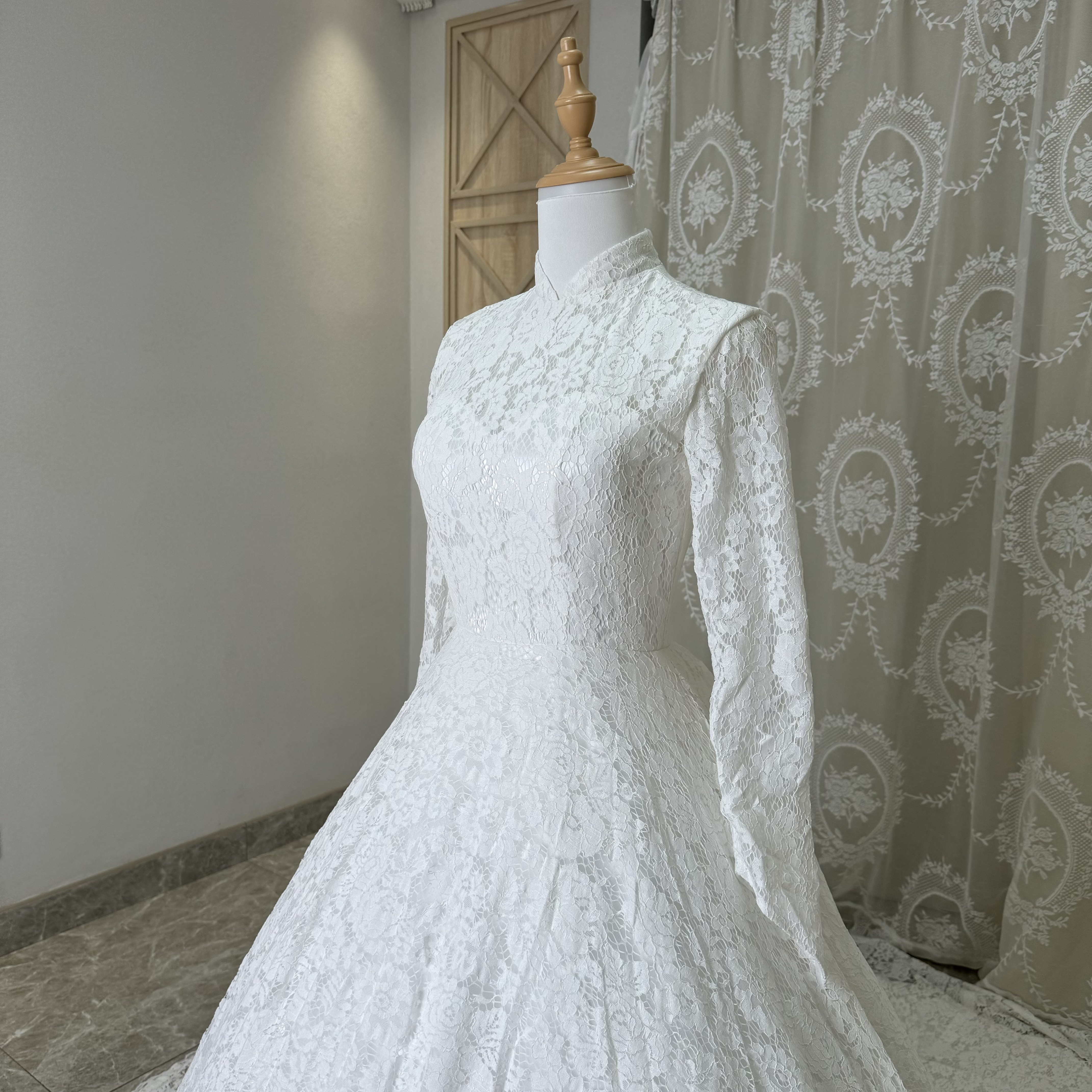 抜群のおしゃれ見え！贅沢な総レース　フランススタイル　ホワイト　華やかトレーン　ファスナー　長袖　秋婚　サイズオーダー可