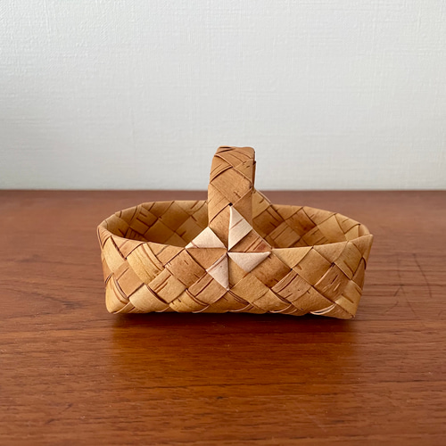 白樺の小さなかご