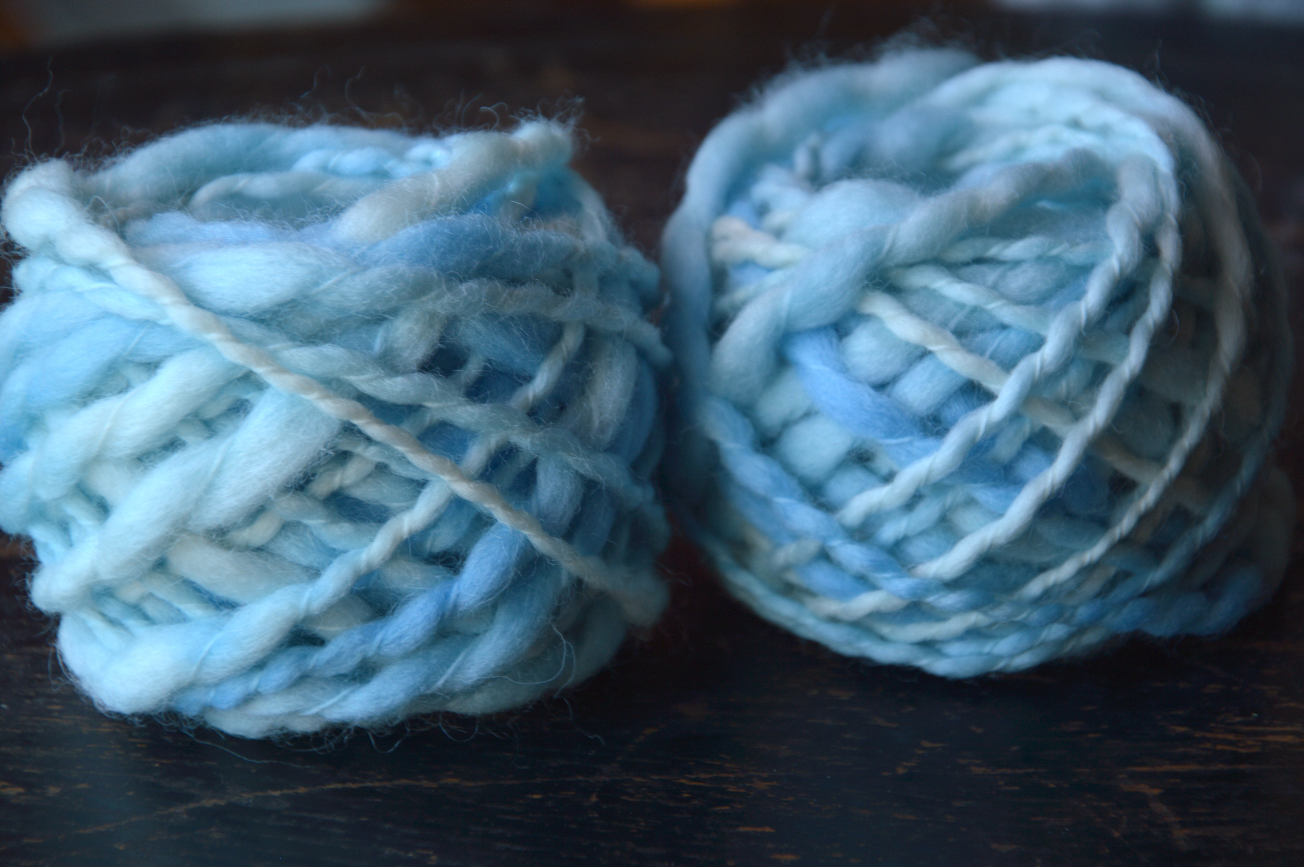 手染め糸 ウールなみなみスラブ ベビーブルー nijiyarn 毛糸 nijiyarn