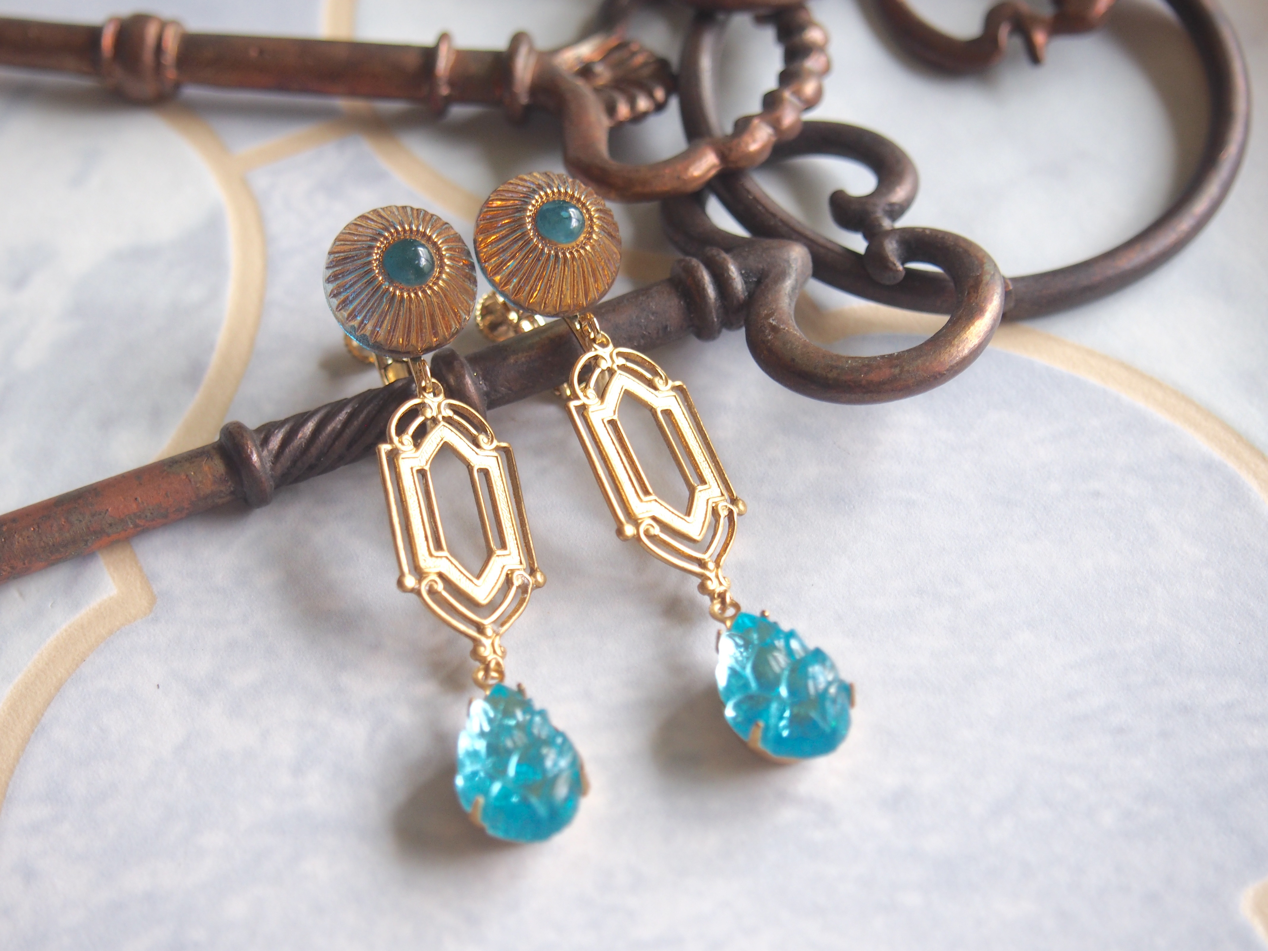 "water leaf" ヴィンテージガラスのボタンと葉っぱのイヤリング&ピアス