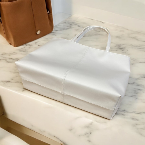 日本製】超軽量280g 上質PUレザー 防水 A4ファイル対応 底硬めで自立