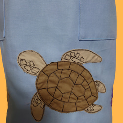 【選べる9色】シャチとうみがめのアップリケエプロン｜大きめポケット付き｜丈夫な綿素材｜ギフトにもおすすめ 8枚目の画像