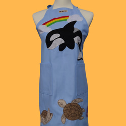 【選べる9色】シャチとうみがめのアップリケエプロン｜大きめポケット付き｜丈夫な綿素材｜ギフトにもおすすめ 1枚目の画像