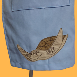 【選べる9色】シャチとうみがめのアップリケエプロン｜大きめポケット付き｜丈夫な綿素材｜ギフトにもおすすめ 7枚目の画像