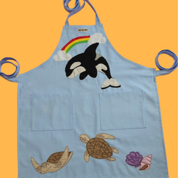 【選べる9色】シャチとうみがめのアップリケエプロン｜大きめポケット付き｜丈夫な綿素材｜ギフトにもおすすめ 2枚目の画像