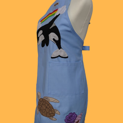 【選べる9色】シャチとうみがめのアップリケエプロン｜大きめポケット付き｜丈夫な綿素材｜ギフトにもおすすめ 5枚目の画像