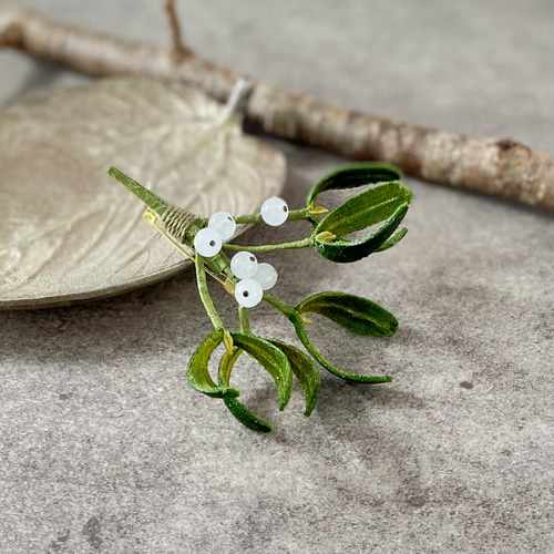 再販】布花天然石と不思議な魅力のヤドリギのブローチ 白色