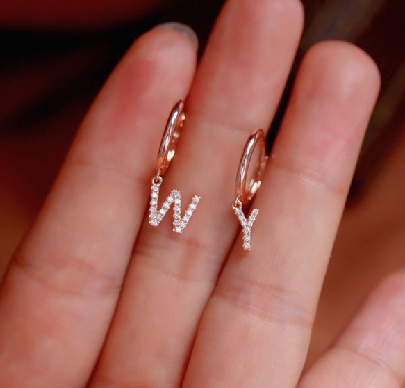 天然ダイヤモンド付きアルファベットピアスk18 ピアス（フープ