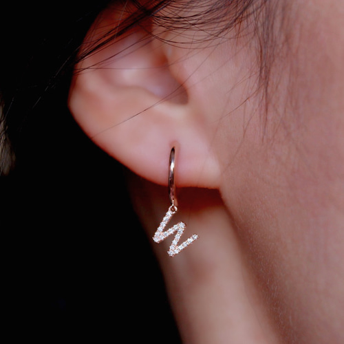 天然ダイヤモンド付きアルファベットピアスk18 ピアス（フープ
