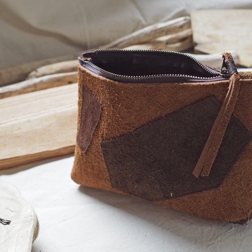 もけもけレザーポーチ 一枚の革のモケっとしたトコロを使用したパッチ