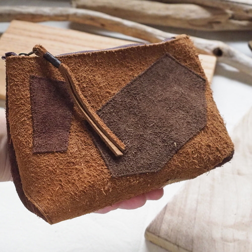 もけもけレザーポーチ 一枚の革のモケっとしたトコロを使用したパッチ