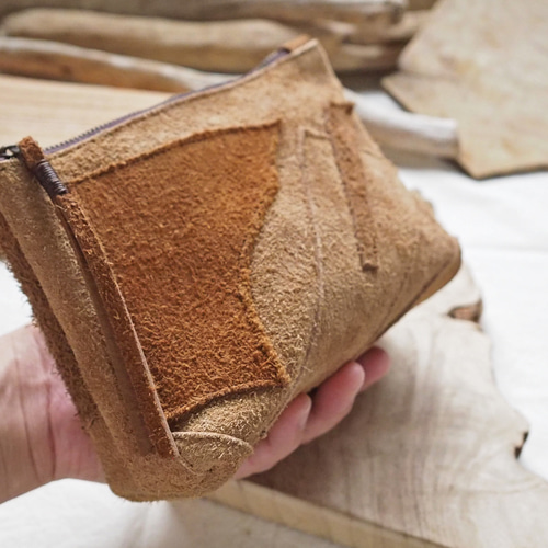 もけもけレザーポーチ 一枚の革のモケっとしたトコロを使用したパッチ