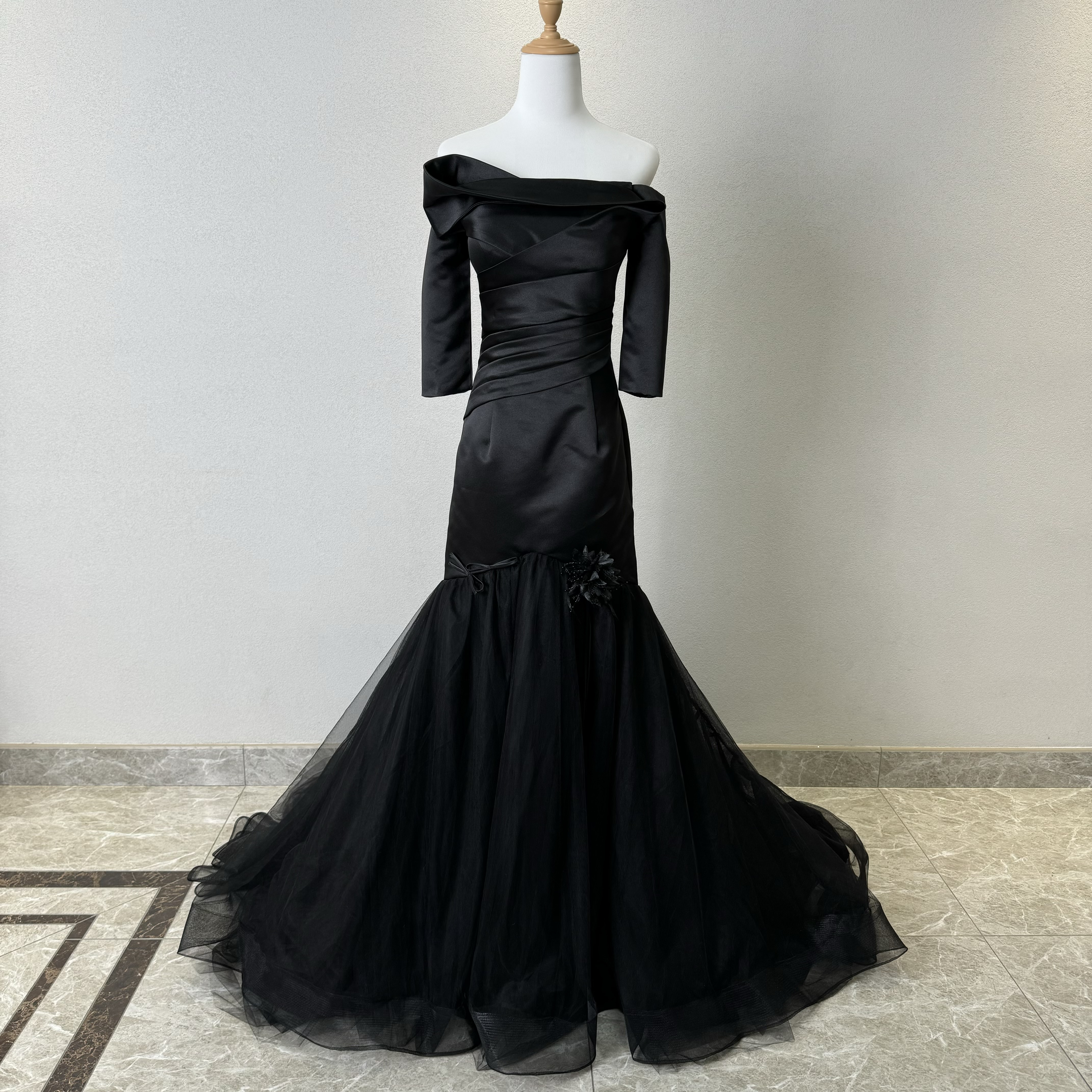 見逃さないで！ブラック七袖丈オフショルダー　二の腕を隠せるマーメイドドレス　チュール　ロングトレーン演奏会二次会胸立体的