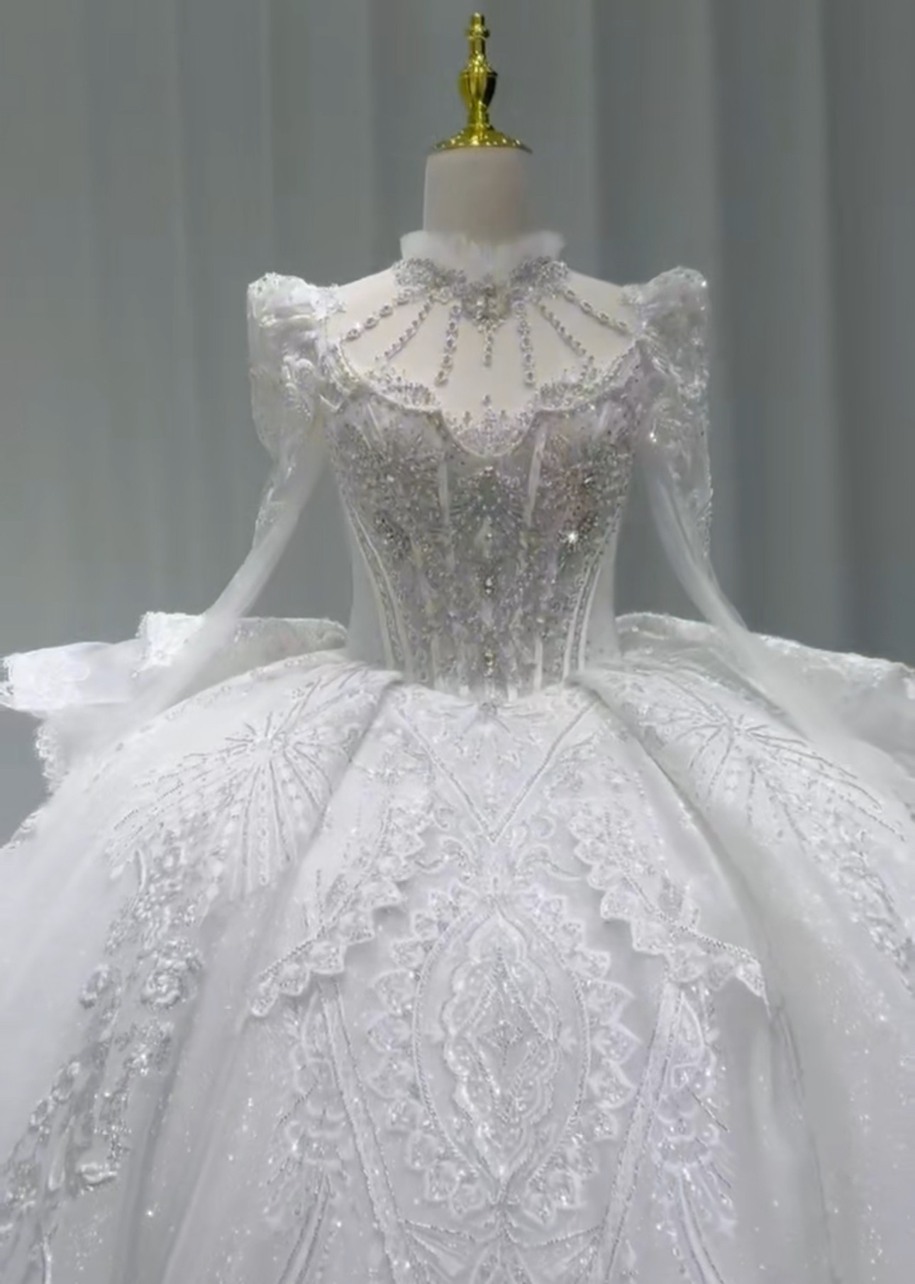 超豪華なウェディングドレス！ホルターネック　キラキラドレス　長袖　上品　水波プリンセス　編み上げ　サイズオーダー　トレー