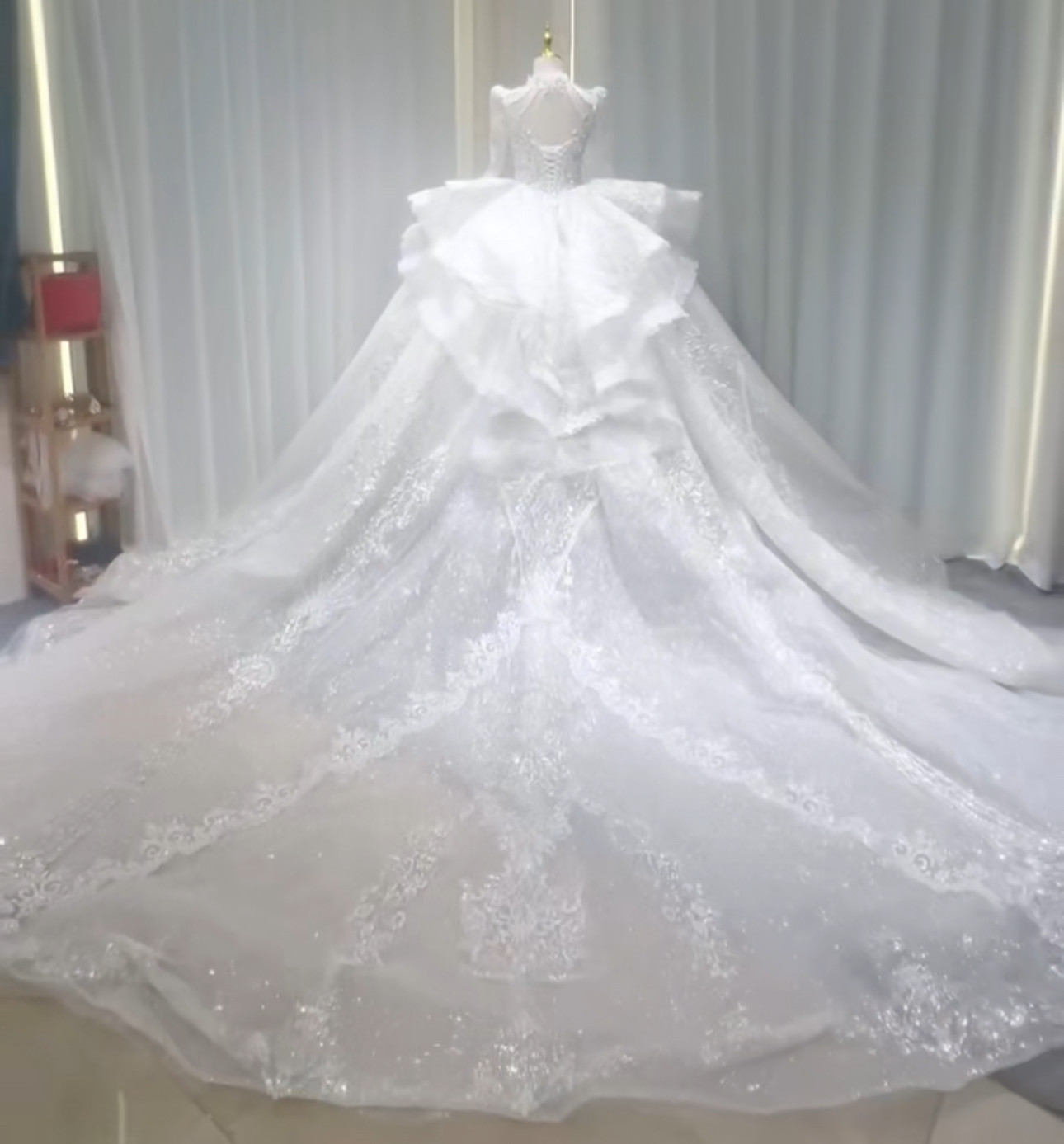 超豪華なウェディングドレス！ホルターネック　キラキラドレス　長袖　上品　水波プリンセス　編み上げ　サイズオーダー　トレー