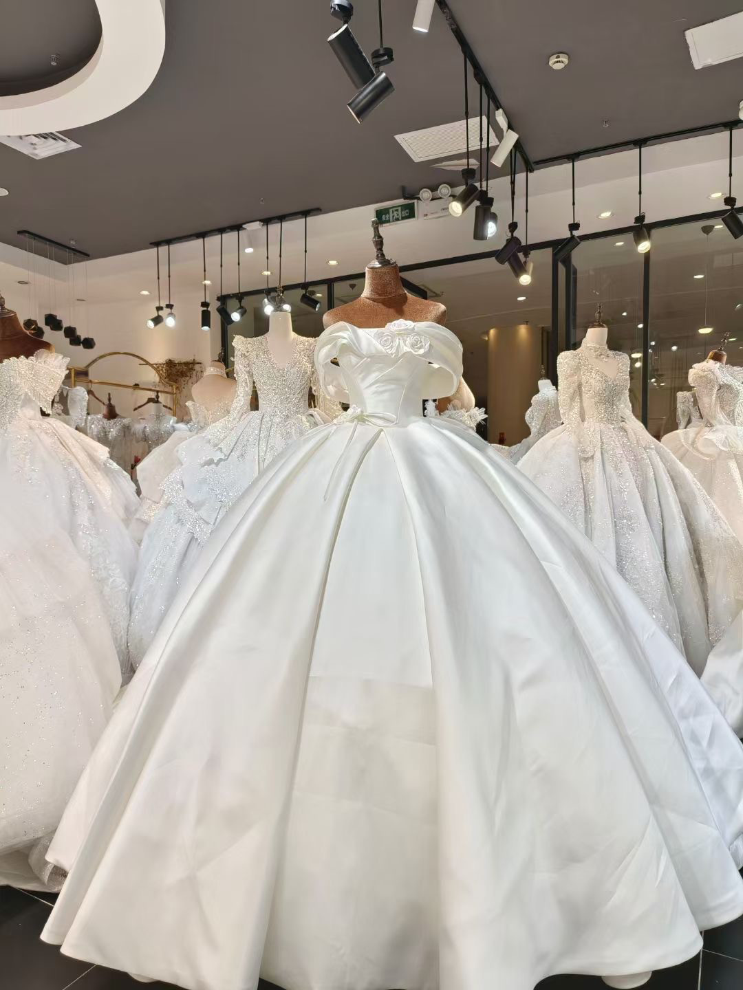 華やかトレーン高級サテン　フレアースカートお花飾り　オフショルダ結婚式挙式前撮り　編み上げ　二の腕を隠せる　オフホワイト 40,879円