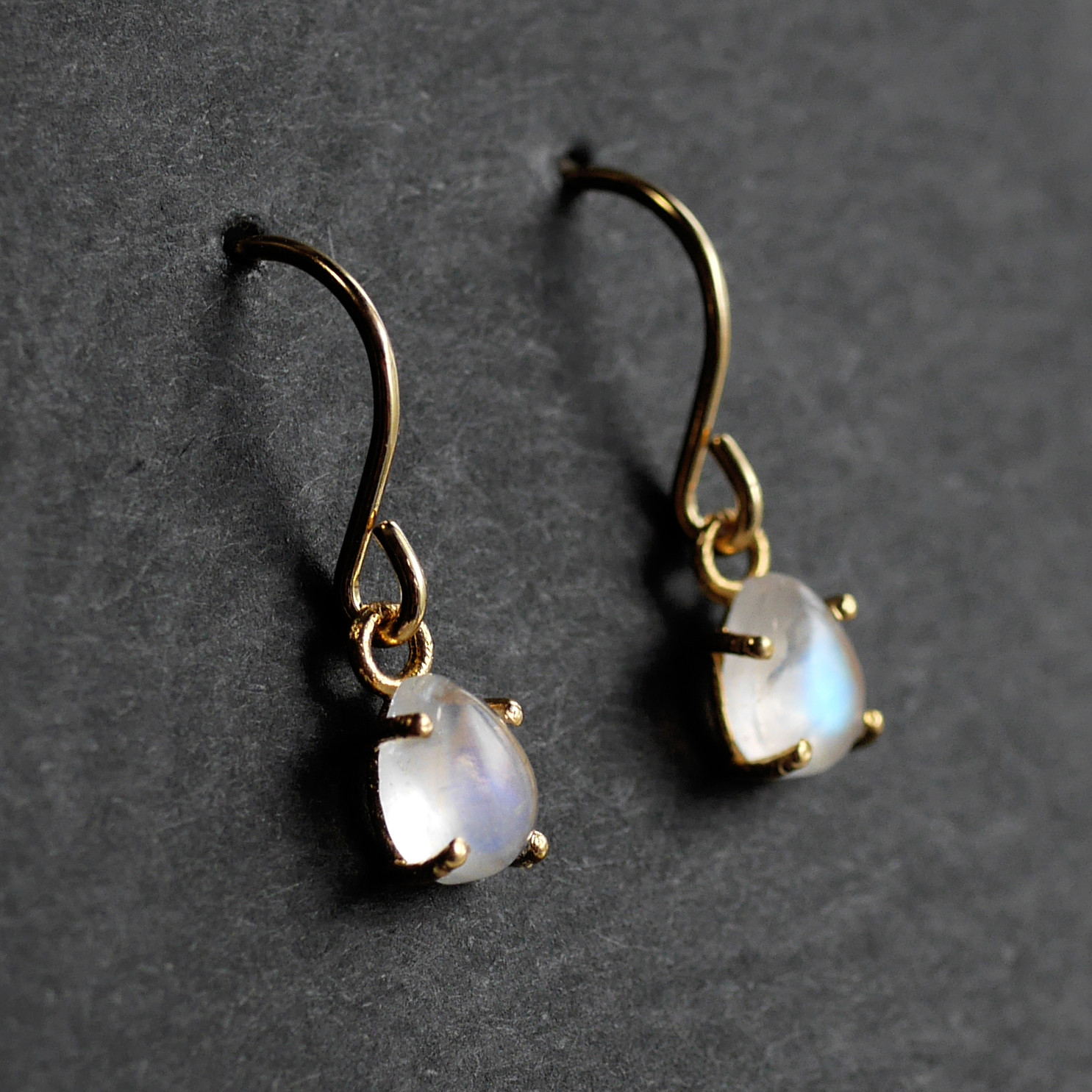 ピアス☆宝石質 ブルームーンストーン ペアシェイプ 1粒ピアス