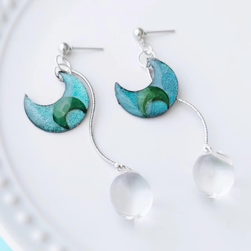moon tears 〗ピアス イヤリング 揺れる 月 レジン ピアス（スタッド 