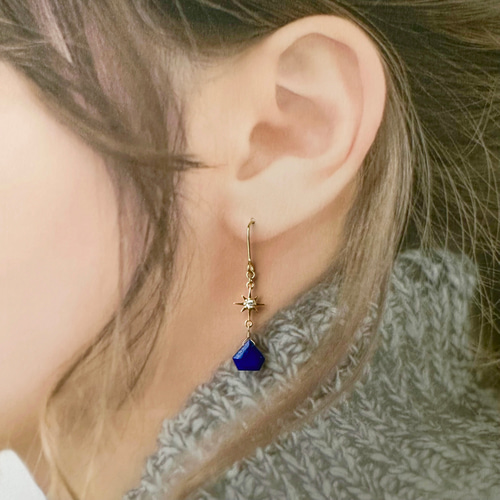 ブルーラピスラズリとゴールドの星が揺れる華奢な大人かわいいピアス