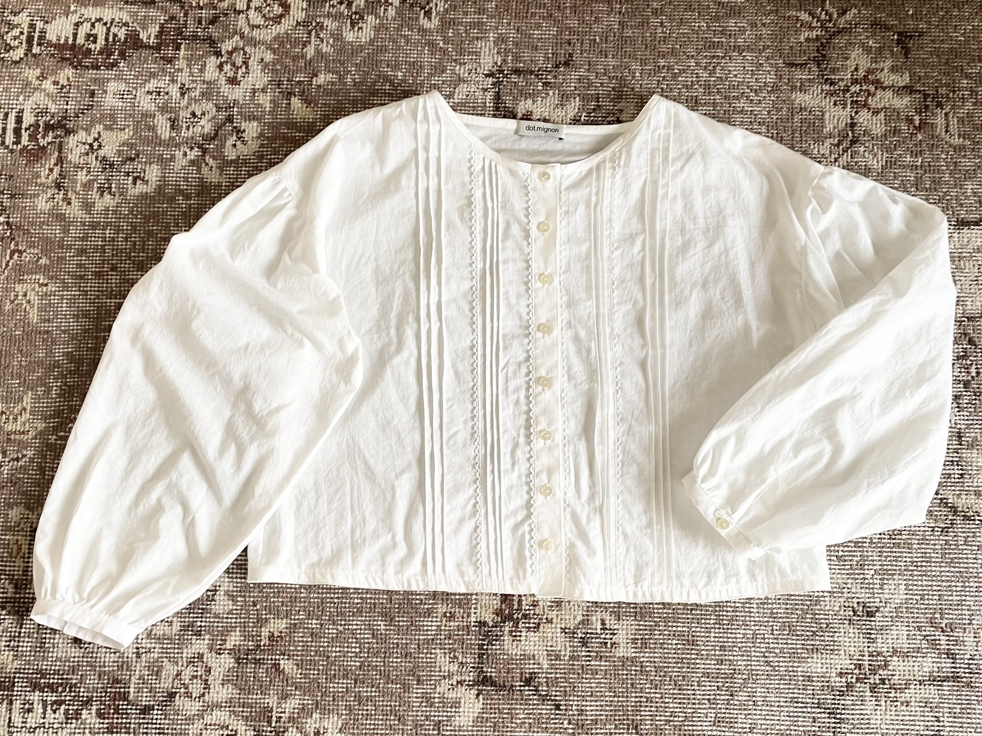 ふんわかやわらかピンタックとレースの白の長袖ブラウス