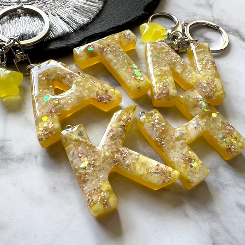 amber stone☆yellow レジンイニシャルキーホルダー キーホルダー yu
