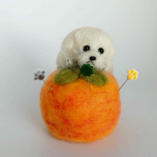 羊毛フェルト マルチーズと柿のピンクッション 羊毛フェルト Rurumaru