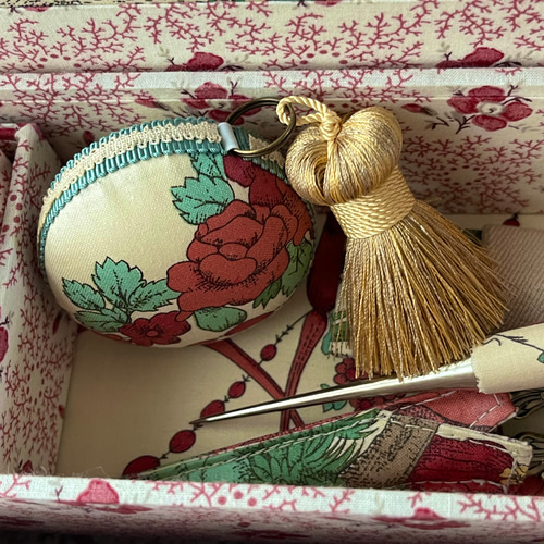 カルトナージュ裁縫箱 イギリス生地 色も柄も珍しい‼️ 小物達も カルトナージュ裁縫箱 イギリス生地 色も柄も珍しい‼️ 小物達も