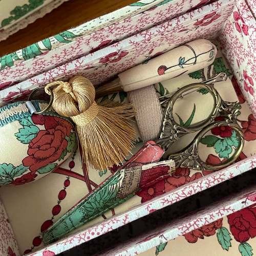 カルトナージュ裁縫箱 イギリス生地 色も柄も珍しい‼️ 小物達も カルトナージュ裁縫箱 イギリス生地 色も柄も珍しい‼️ 小物達も